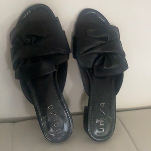 Never worn black stylish flats